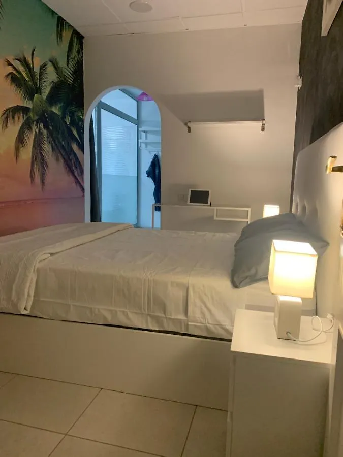 Kwatera prywatna Suite In Shared Apartment In Los Cristianos In Front Of The Playa Las Vistas Arona